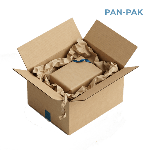 Otvorena kartonska kutija sa kraft papirom kao sigurnosnom ispunom oko zapakovanog proizvoda — premium e-commerce unboxing izgled